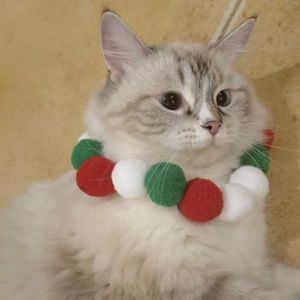 Abbigliamento per cani 50 pezzi Pompon Ball Collare per animali domestici Fiore arcobaleno di Natale Decorazione per capelli Collana con papillon Accessori per toelettatura con fiocco per gatti