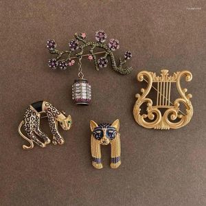 Brooches Vintage Luxury Palace Baroque Pin Personality Leopard Head Pins Literary Harp Plum Blossom Coat Jewelry Accessories