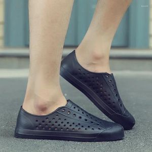 أحذية الرجال عالية الجودة من الرجال تنزلق على أحذية رياضية غير رسمية ربيع جولة إصبع القدم الصلبة جوفاء منصة التنفس الشاطئ في الهواء الطلق