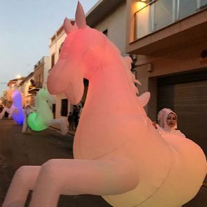 vendita all'ingrosso Costume da cavallo gonfiabile per adulto personalizzato alto 2,5 mH 8 piedi con luci a led per la decorazione di eventi di parata