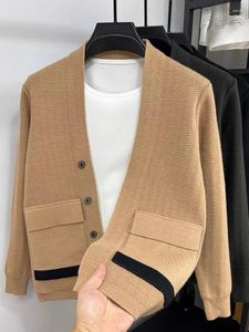 Suéteres masculinos de alta qualidade com bolso costurado cardigan de malha para primavera e outono moda personalidade xale casual suéter casaco