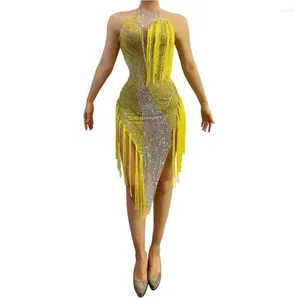Scenkläder sexig gul tofs rhinestone fransar klänning mesh transparent födelsedag firar stenar dansare se genom kostym