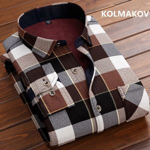 Zimowe męskie mody Inteligentne swobodne koszule w paski z długim rękawem Mężczyźni zagęszcza koszula Slim Fit Shirt Mężczyzna pełny rozmiar M-4XL 240122