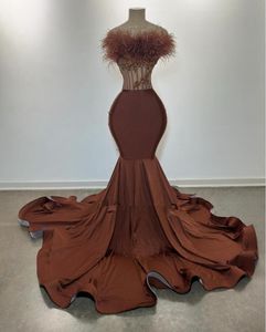 茶色の豪華なコルセットイブニングドレス女性のためのフォーマルドレスフェザーボンイングストラップレスアフリカンプロムセレモニーガウンヴェスティドフェスタラクス