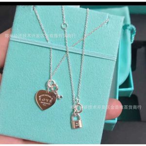 Projektant Tiffanyco Jewelry T Family Love Naszyjnik Women Sterling Srebrny Mini Klucz Lock Głowa w kształcie serca Łańcuch Block Bone Light Luksus i proste