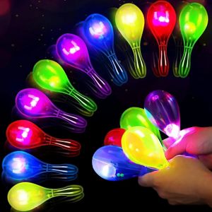 12st Light Up Mini Plastic Maracas For Kids ledde blinkande Shaker Neon Mexikanska dekorationer Noisemaker Birthday Party Decor 240118