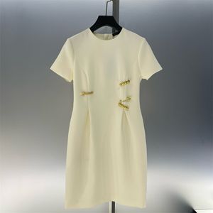 여자 디자이너 드레스 기본 캐주얼 의류 둥근 목록 짧은 슬리브 실크 드레스 단순하고 우아한 기질 슬림 금속 버클 지퍼와 함께 적합