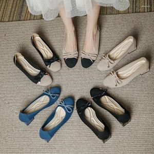 Sapatos de vestido 2024 japonês pequena fragrância estilo feminino princesa tecido grosso salto redondo cabeça arco médio salto alto