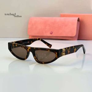 Miuiサングラスデザイナー女性Miumiusヨーロッパ系アメリカ人スタイルのトレンド狭いAvantgarde Cat Eye Design Tortoise Shell Sunglasses Acetate Frame