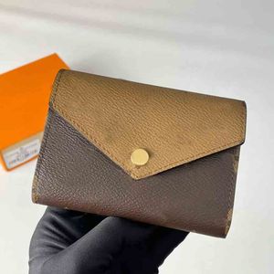 A carteira de design abre amplo espaço com um design de envelope, incluindo porta-cartões e bolsa para produtos com compartimento para notas