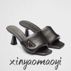 Klänningskor mjuk vadderade nappa sandaler glider sandaler strass lyxdesigners kvinnor plattform klackskor klassisk triangel spänne utsmyckad fotled 35-40
