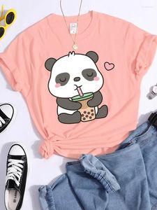 Kvinnors T-skjortor Kawaii Panda och dess favorit Bubble Tea Kvinna T-shirt Street Personlighet Crop Top Summer Casual Tees Cool Sport Tshirts