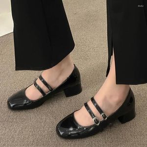 Klädskor damer till försäljning 2024 Märke ett ord spänne kvinnors pumpar Autumn Square Toe Solid Mary Jane Mid Heel Women