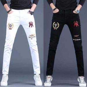 Herr jeans korea version mens lätt vikt jeansstylish smal stretch jeanshigh kvalitet broderi jeansstylish sexiga gata jeans; T240205