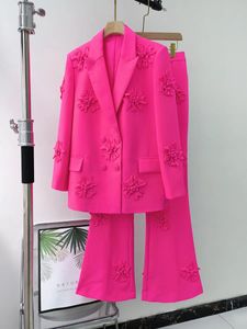 Kvinnor Passar krage vårjacka i full längd Fuchsia Coat Fashion Style Micro Fleared Pants Flower Suits Uppsättningar 2 stycken i lager 240127