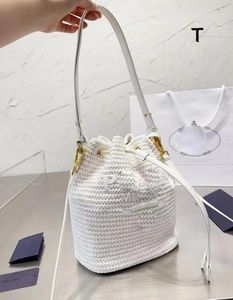 Tasarımcı Kadın Straw Bags Naylon Omuz Çantaları Hobos Çantalar Under Embled Bag Zincir Cüzdanlar Tasarımcı Crossbody Bagetler Lady Küçük Kılıf