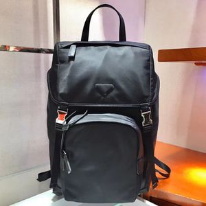 2024 Designer Bag Luxury Nylon Saffiano Leather Rackpack Emameled Metal Flap Overdimensionerad Pocket Handväska Justerbara vävda remmar Toppkvalitet 10A -gåva