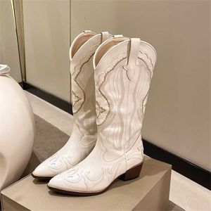 Ankelstövlar broderade Western Cowboy Boot Women Autumn Winter Pointed Kne Length Boots Tjocka klackar Lårhöga HEAL SOOTS Knights 230830