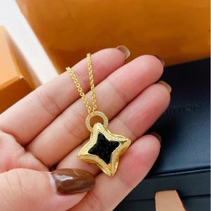 Designer Pendants Necklaces Brand Jewelry Gold Sier Flower Pendant Necklace Fashion Women Sweater Chain Elegant Lady Collarbone Necklace louiselies vittonlies