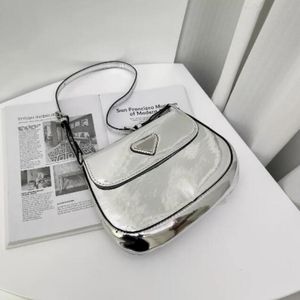 2023 Lyxdesigner axelväska kvinnors handväska metallpärlor glittrande slät kvinnors underarmsäck crossbody kvinnors plånbok