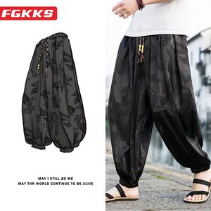 Fgkks calças de marca ao ar livre para homens lce seda dragão flor escura solto bloomers alta qualidade perna larga calças casuais masculino 240126