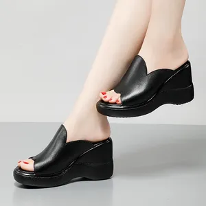 Pantofole di piccola dimensione 32-43 fondo spesso scarpe di cuoio genuini zeppe da donna estate 2024 spiaggia ufficio tacchi alti piattaforma diapositive