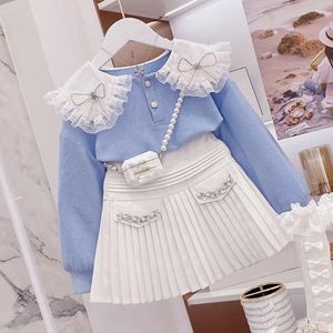 Kläduppsättningar Girl's Sweet Spring Fashion Set 2024 Children's Sky Blue Bow Doll Collar Thread Cuffs Top White Pleated kjol Två bit