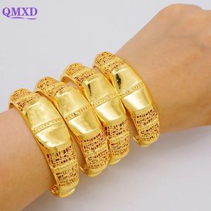 Lüks 4pcslot Dubai Etiyopya Altın Renk Kuff Barko Kadınlar için Afrika Geniş Bilezik Orta Doğu Bilezik Hawaii Mücevher 240125
