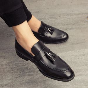 Mocassins de negócios de couro Sapatos de escritório casuais respiráveis para homens que dirigem mocassins Slip confortável no sapato de borla Compatável