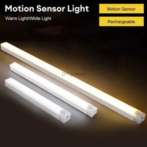 Nocne światła LED Motion Czujnik Nocny światło USB szafa światła bezprzewodowa lampa nocna magnetyczna garderoba lekkie schody przejścia światło YQ240207