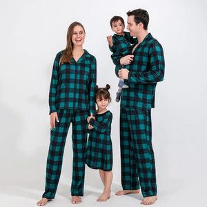 Söt och mysig grön rutig familj som matchar julpyjamas uppsättningar semesterkläder för barnföräldrar 240122
