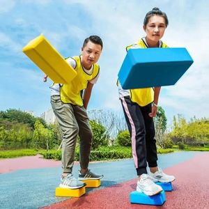 Çocuk Yetişkin Grup Bina Oyunu Dersler Eğlenceli Spor Açık Hava Genişletme Taş Taş Nehri Tuğla Denge Eğitimi 240202