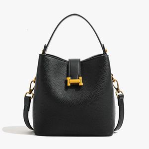 Bolsa feminina portátil, simples e versátil, de grande capacidade, um ombro, crossbody, couro macio, cor sólida, 2024, 78% de desconto no atacado da loja