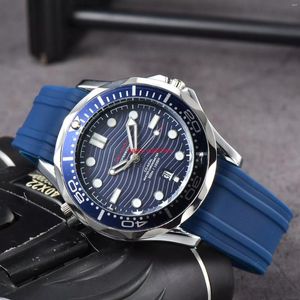 Wristwatches Classic Unisex Watch Leather Strap Versatile Diving Quartz Business And Casual Men's