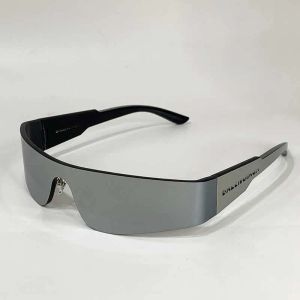 Моно -прямоугольные солнцезащитные очки в черных нейлоне BB0041S Солнце