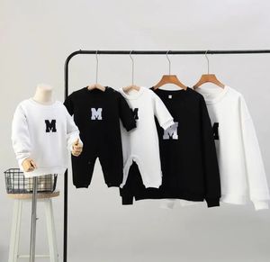 Familjsmatchande kläder Spring Mother Kids Mom Daughter Son Baby Sweatshirts Top Look Jersey Mommy and Me kläder 240122