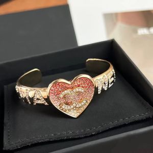 Luxury Crystal Armband Kvinnor Pink Heart Bangle Fashion Märke Designer Letter Armband Real Gold Plated Copper Brass Armband Womens Wedding Jewelry Love Gift