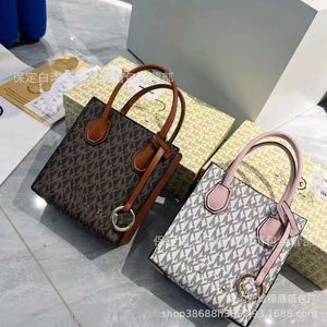 23 novas bolsas crossbody femininas, lazer, luxo leve, bolsa de ombro portátil com letras de alta qualidade 2024 78% de desconto na loja atacado