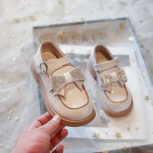 Sapatos de couro infantil para crianças meninas festa apartamentos mocassins 2024 moda brilhante bowknot sapatos de princesa tamanho 26-33 240127