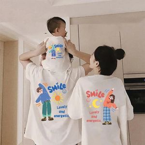 父親の母娘息子の子供の服の赤ちゃんの衣装ファッション漫画Tシャツの夏のお母さんのお父さんと私の家族は一致する240122