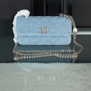 Stilista di lusso Borsa a catena in metallo Nuovo arrivo Moda Love Lock Fibbia regolabile Borsa Woc Borsa in denim da donna Borsa ricamata camelia Borsa a tracolla pochette