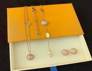 2021 Europe America Style Jewelry Sets Lady Women Engraved V Initials Full Diamond Half Round Necklace Bracelet Earrings Sets 2 Co6089615