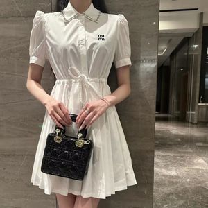 Ny design Kvinnor Turn Down Collar Beading Rhinestone Patched Short Sleeve Letter Brodery Sashes Pleated Slim Midje Dress SML