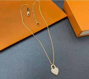 20 21 Fashions Women039s Pendant Necklace Metal Necklace Fashion Letters Diamond Women Jewets Gift Par Whole2802389