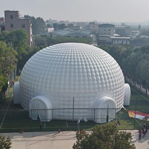 10mD (33 pés) com tendas sopradoras Barraca iglu inflável com cúpula Centro de eventos à prova d'água com portas sopradoras de ar para festa ao ar livre e exposição de casamento