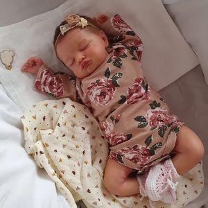 Handgefertigte 20-Zoll-Reborn-Puppen, niedliche schlafende Babypuppe, Mädchen Rosalie mit handgewurzelten braunen Haaren, bereits als Geschenk erhältlich, Puppe 240131