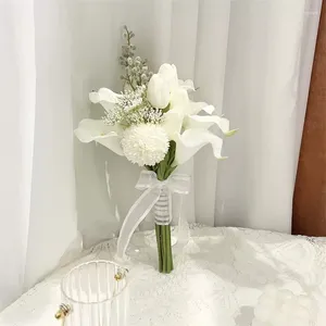 結婚式の花の白いカラのユリチューリップの小さな束の花