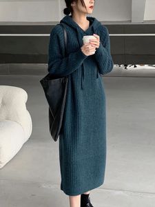 Abito a maniche lunghe Autunno Inverno Colletto con cappuccio Maglione ALLENTATO Abito lungo lavorato a maglia sopra il ginocchio da donna Elegante maglione da donna 240124