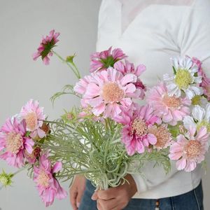 Dekorativa blommor konstgjorda furry 4 huvud krysantemum scabious country style flores bröllop brud bukett falsk