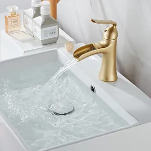 Mutfak muslukları banyo dolabı havzası musluk soğuk ve lavabo musluk üzerinde ev.